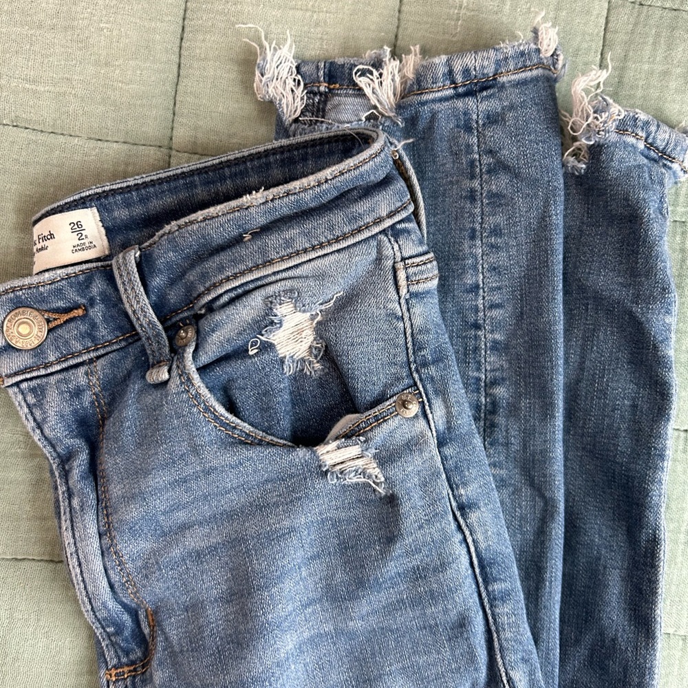Abercrombie High rise skinny jeans distressed light wash denim size 2/26